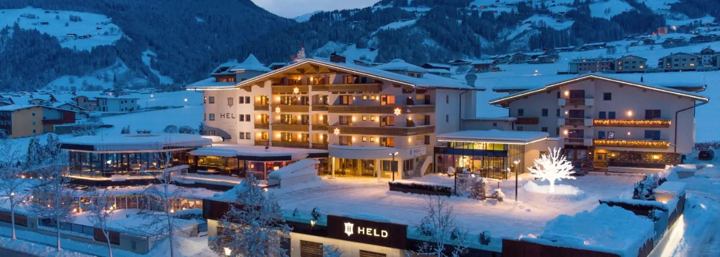 Held-Hotel in winterlicher Berglandschaft