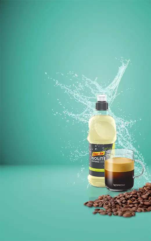 Isotonisches Getränk und Kaffee neben Kaffeebohnen auf türkisem Hintergrund mit Spritzwasser