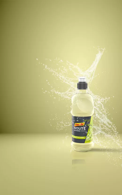 Isotonisches Sportgetränk mit Spritzwasser auf gelbem Hintergrund