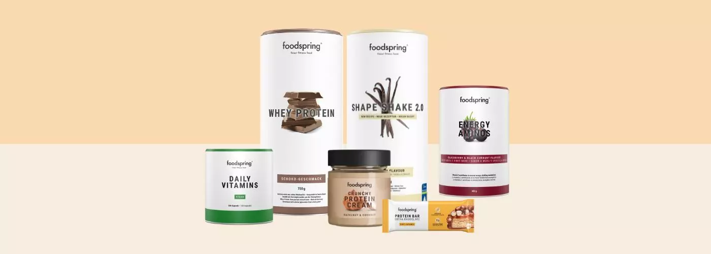 verschiedene Nahrungsergänzungsmittel von Foodspring vor zweifarbigen Hintergrund